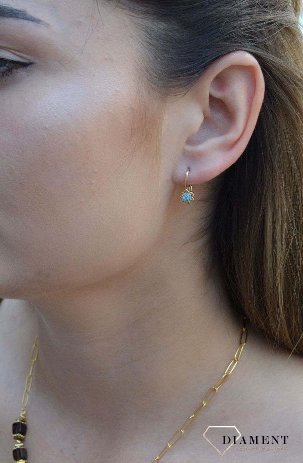 Złote kolczyki 333 kwiatki z niebieską cyrkonią KL 6710D 333Śliczne kolczyki z kolekcji dziecięcej w kształcie pięknego kwiatka. Złoto z ozdobnymi niebieskimi cyrkoniami ułożone w kształt delikatnego kwiatka. Urocza biżuteria.jpg